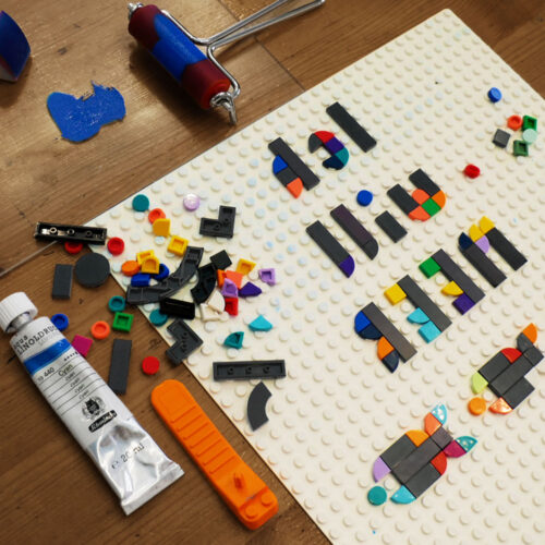 DIY Workshops - Drucken mit Lego - Arbeitsplatz mit Werkzeugen und Materialien